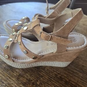 Womens Bella Vita Size 8 Studded Brown Suede Strap Platform Wedge Heel.